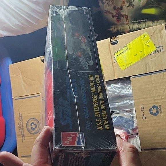 Star Trek U.S.S. Enterprise NCC-1701-D with Fiber Optic Lights AMT #8772 sealed - Picture 8 of 8